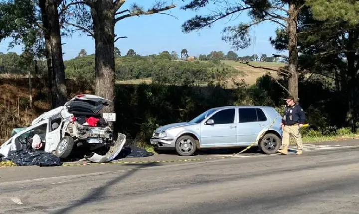 Colisão fatal entre carro e caminhão deixa duas vítimas na BR-470.