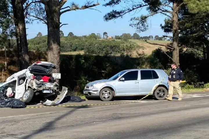 Colisão fatal entre carro e caminhão deixa duas vítimas na BR-470.