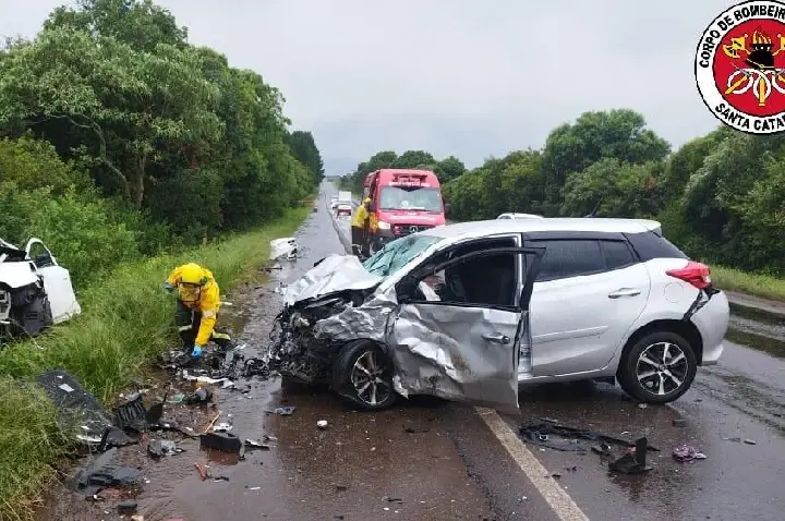Colisão na BR-282 deixa dois mortos e um ferido em Campos Novos
