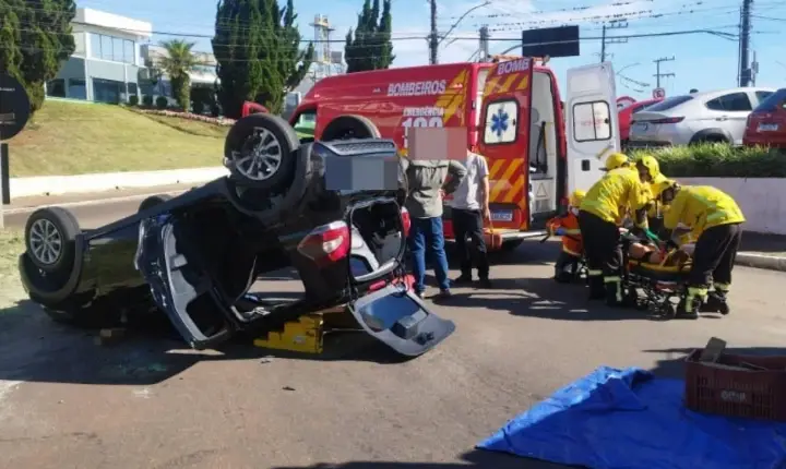 Colisão na BR-282 termina em capotamento e deixa mulher ferida em Campos Novos