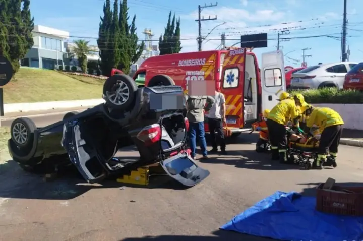 Colisão na BR-282 termina em capotamento e deixa mulher ferida em Campos Novos