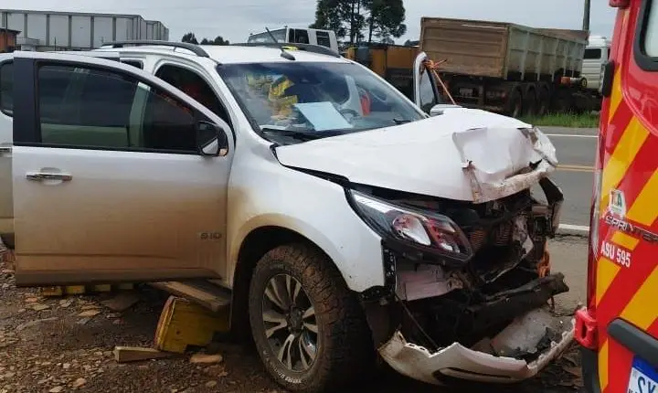 Colisão traseira entre S10 e carreta deixa homem ferido na BR-470, em Campos Novos