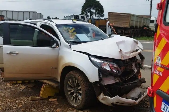 Colisão traseira entre S10 e carreta deixa homem ferido na BR-470, em Campos Novos