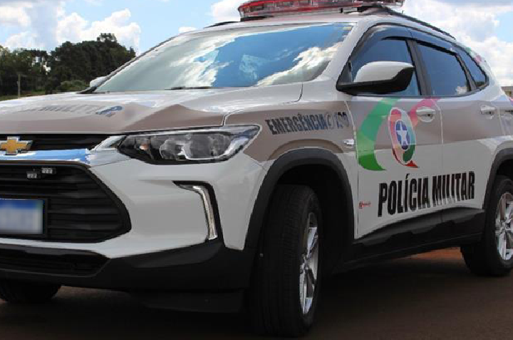 Com CNH suspensa e sinais de embriaguez, motorista tenta fugir da PM, causa acidente e acaba preso.