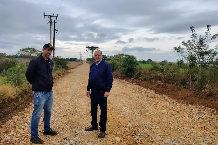 Compromisso com o Campo: Prefeitura recupera estradas na região de Santo Antônio do Campo.