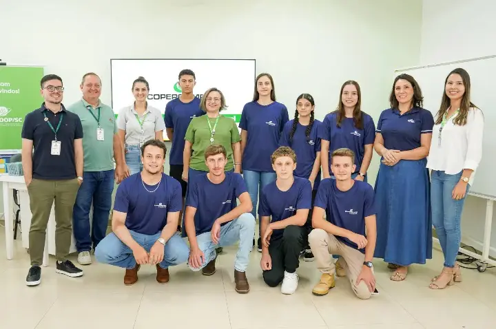 Copercampos realiza assinatura de contratos do Programa Jovem Aprendiz Rural