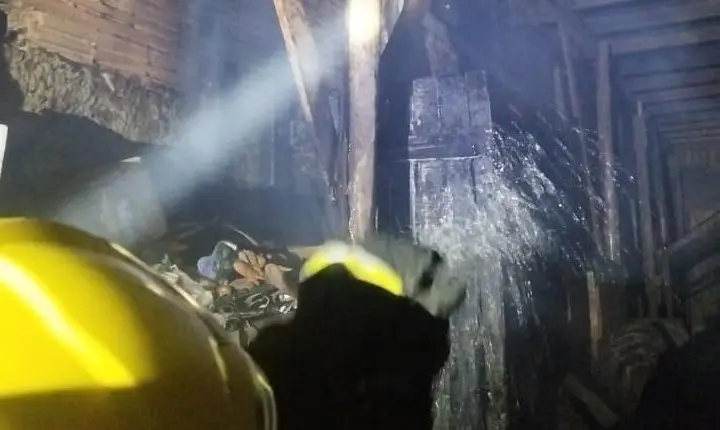 Corpo de Bombeiros atende princípio de incêndio em madeireira no Bairro Aparecida