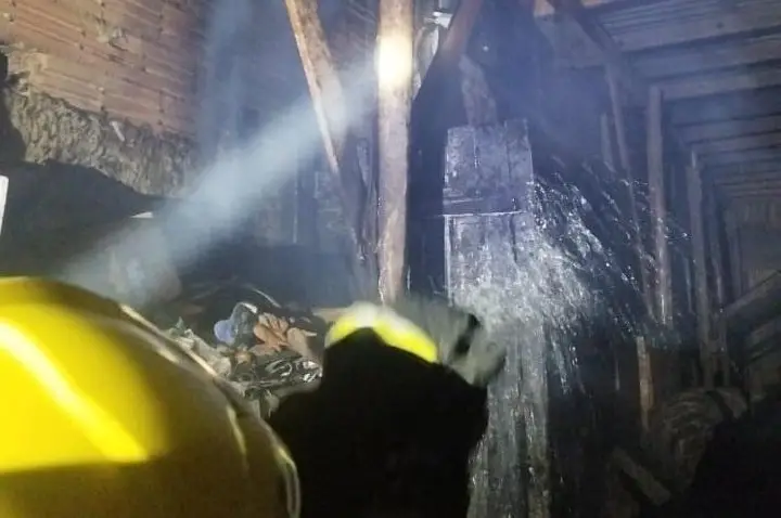 Corpo de Bombeiros atende princípio de incêndio em madeireira no Bairro Aparecida