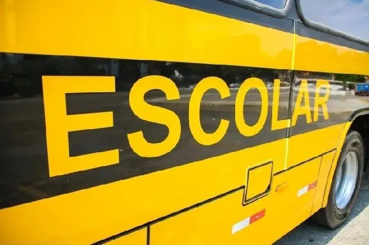 Criança de 4 anos é esquecida em ônibus escolar por quase duas horas