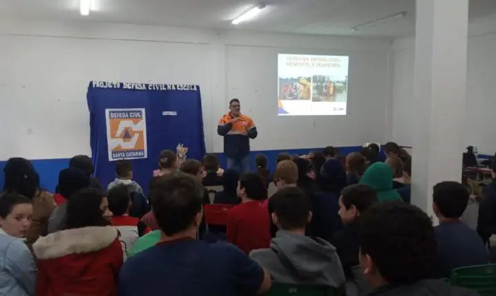 Defesa Civil realiza palestra educativa na Escola André Rebouças, na Barra do Leão em Campos Novos.