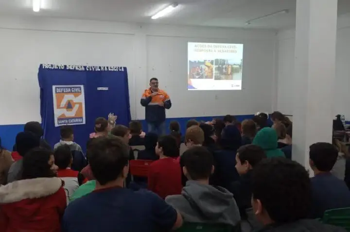 Defesa Civil realiza palestra educativa na Escola André Rebouças, na Barra do Leão em Campos Novos.