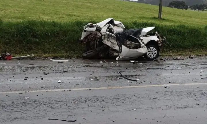Duas pessoas morrem em grave acidente entre carro e caminhão na BR-470, em Campos Novos