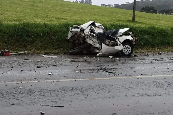 Duas pessoas morrem em grave acidente entre carro e caminhão na BR-470, em Campos Novos