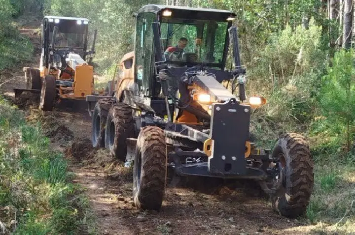 Estradas das comunidades do Espigão e Corredeira recebem melhorias em Campos Novos.