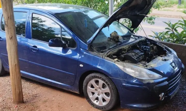 Fogo atinge compartimento do motor de veículo no bairro Boa Vista