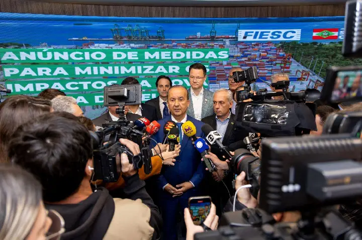Governo de SC anuncia pacote de R$ 435 milhões para apoiar empresas afetadas pela nova tarifa dos EUA.