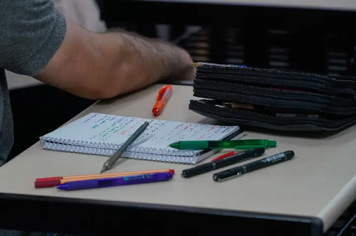 Governo de SC notifica 130 estudantes por possíveis irregularidades nos programas Universidade Gratuita e FUMDESC.