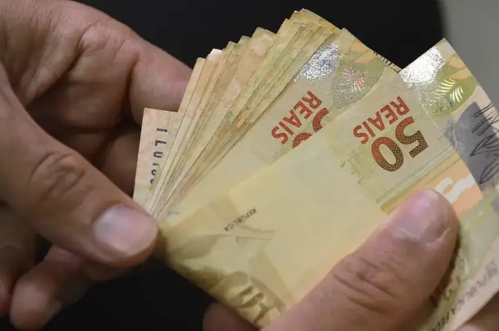 Governo envia alertas sobre imposto de renda pelo Gov.br e WhatsApp