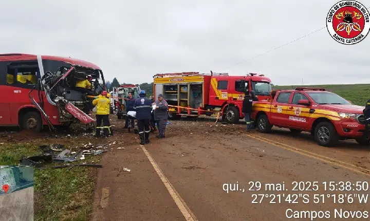 Grave acidente entre caminhão e ônibus mobiliza socorristas na BR-282, em Campos Novos.