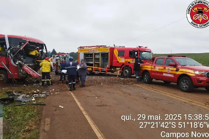 Grave acidente entre caminhão e ônibus mobiliza socorristas na BR-282, em Campos Novos.