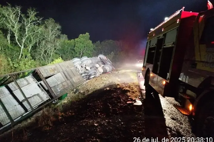 Grave colisão entre carro e caminhão cegonha deixa uma vítima fatal na BR-470, em Campos Novos.