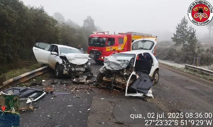 Grave colisão entre dois veículos mobiliza socorristas na BR-282 em Campos Novos