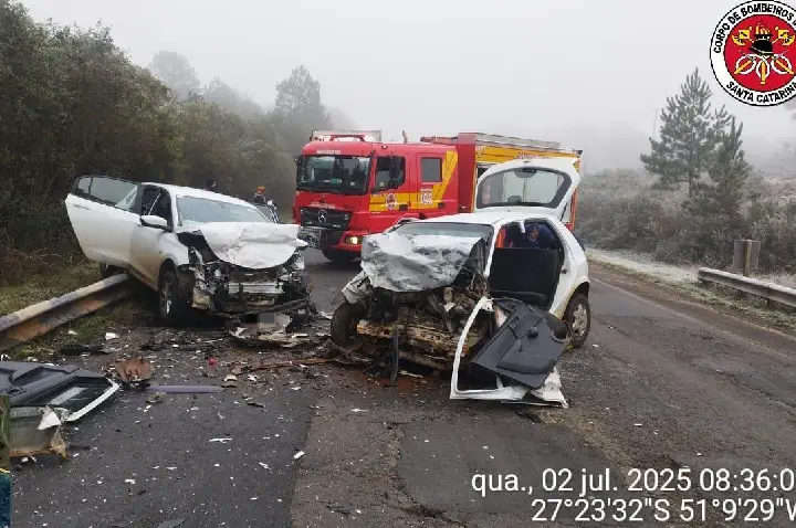 Grave colisão entre dois veículos mobiliza socorristas na BR-282 em Campos Novos