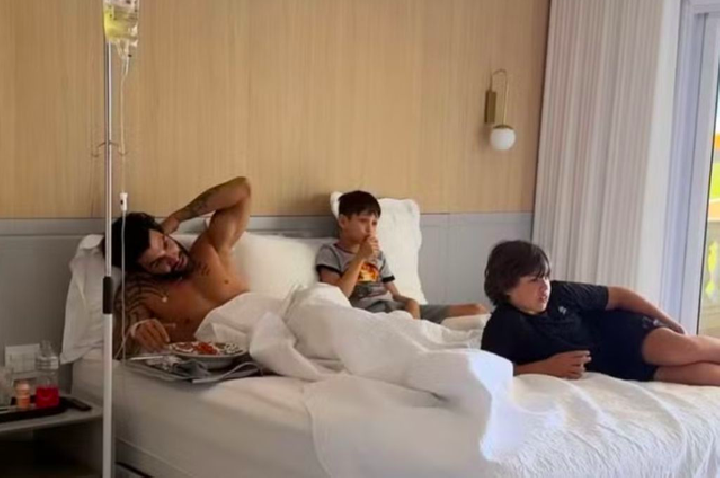 Gusttavo Lima surge “acamado” enquanto assiste jogo do Brasil; saiba motivo