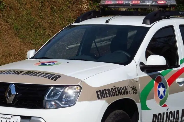 Homem com mandado de prisão por tráfico de drogas é capturado em Campos Novos.