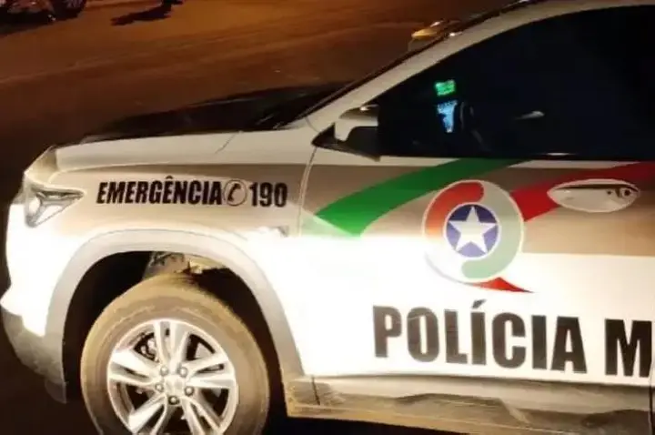 Homem é detido após ficar nu em hospital e resistir à abordagem policial em Campos Novos