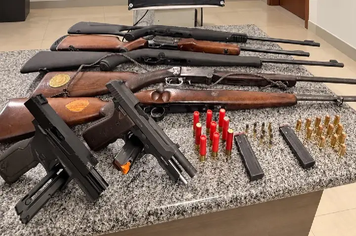 Homem é preso após apontar arma contra policial e ameaçar moradores em Campos Novos