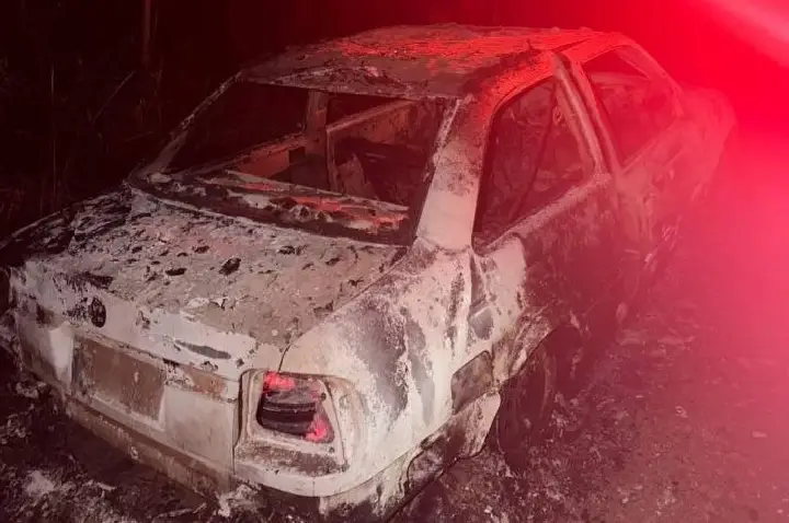 Homem é preso após incendiar casa e veículo da família no interior de Campos Novos