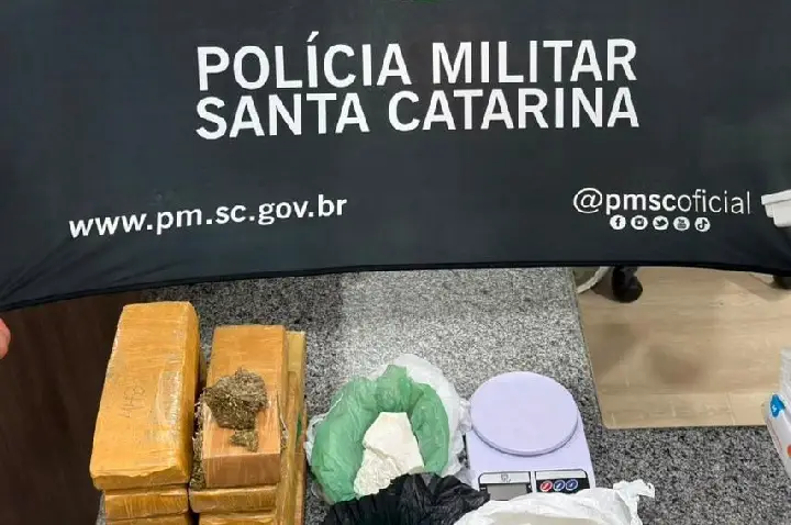 Homem é preso com mais de 14 quilos de drogas, arma de fogo e munições em Campos Novos
