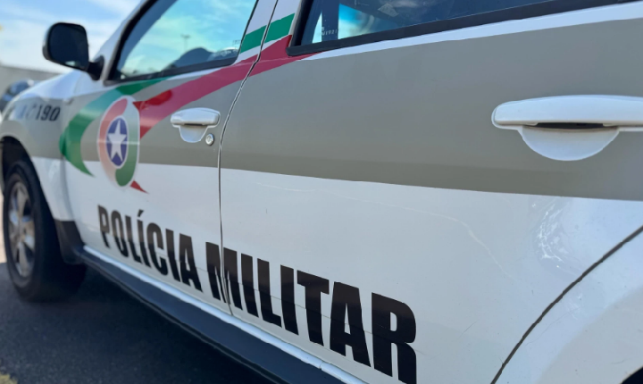 Homem é preso pela Polícia Militar em cumprimento de mandado de prisão em Campos Novos.