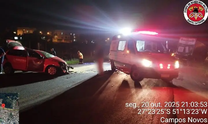 Homem fica ferido em colisão entre carro e caminhão na BR-282, em Campos Novos.