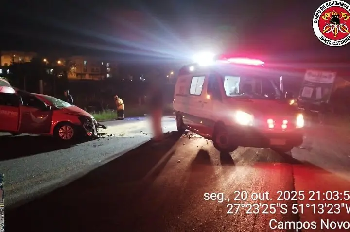 Homem fica ferido em colisão entre carro e caminhão na BR-282, em Campos Novos.