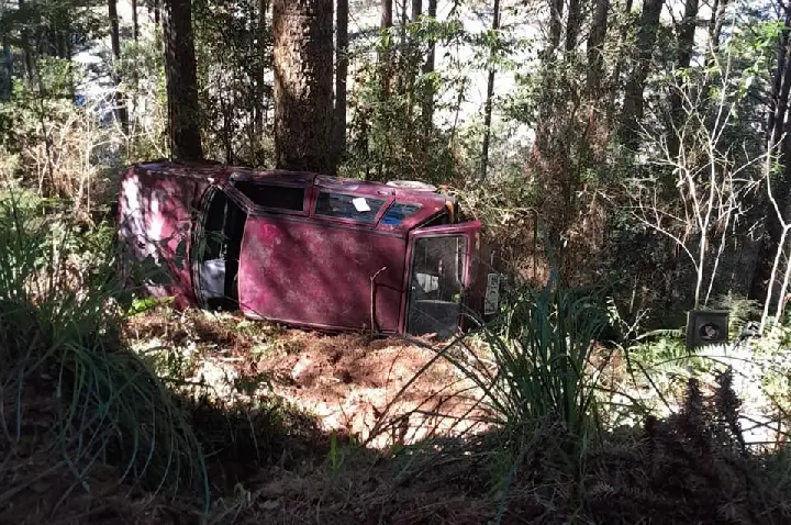 Homem fica preso em carro após capotamento e somente é encontrado horas depois em Campos Novos.
