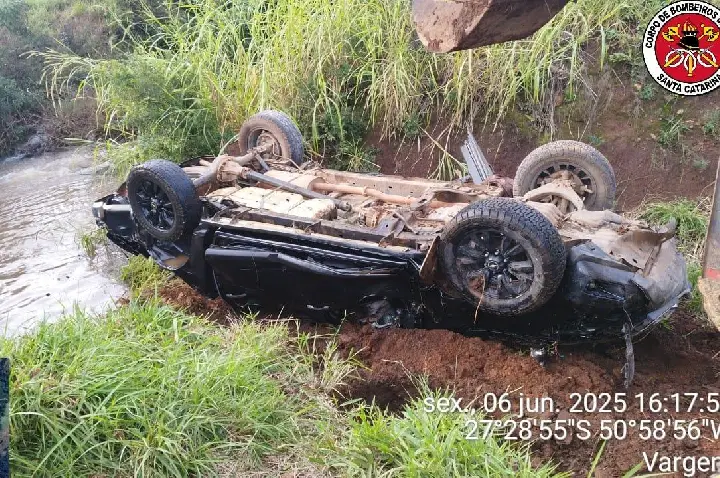 Homem morre após cair com caminhonete no rio da Vargem, na BR-282.