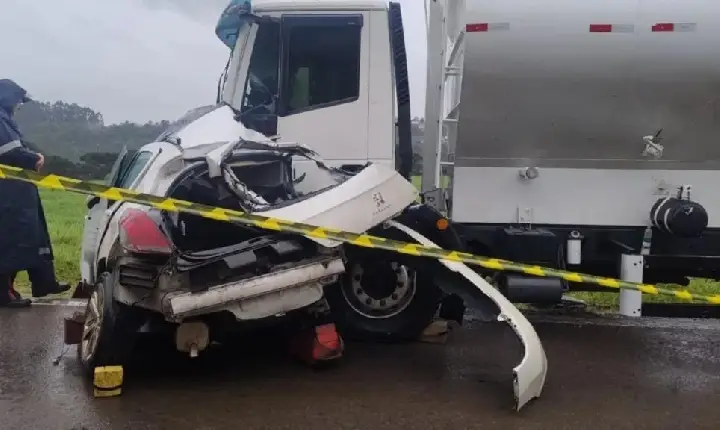 Homem morre após colisão entre carro e caminhão na SC-135, em Videira