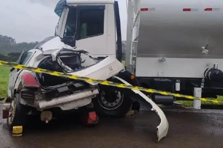 Homem morre após colisão entre carro e caminhão na SC-135, em Videira