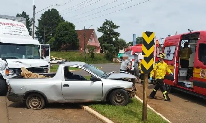 Idoso de 100 anos morre em grave acidente na BR-470, mulher é hospitalizada.