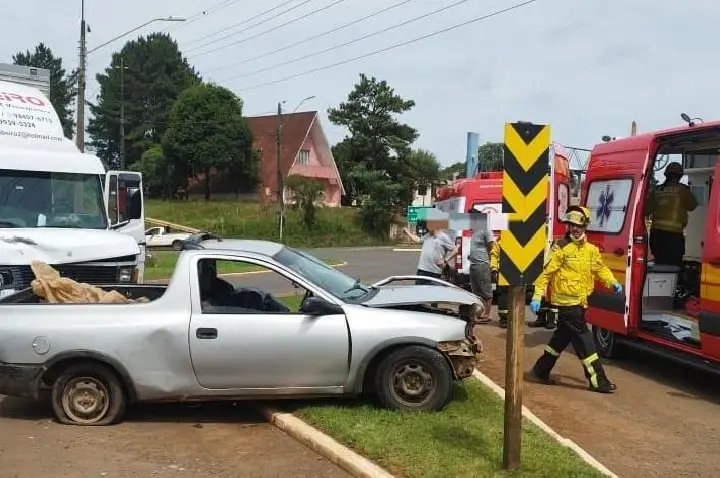 Idoso de 100 anos morre em grave acidente na BR-470, mulher é hospitalizada.