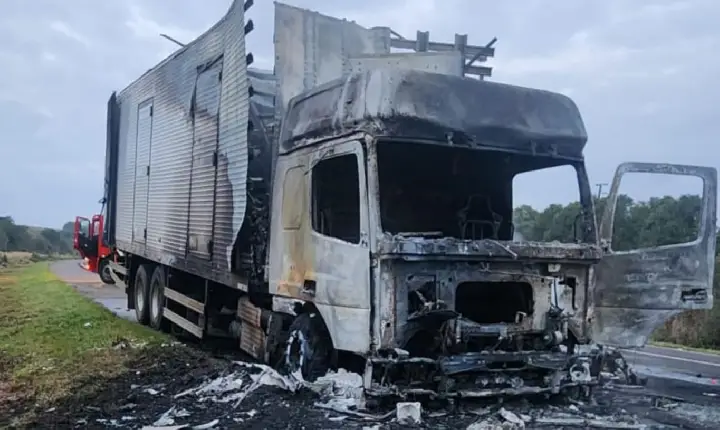 Incêndio atinge caminhão que transportava medicamentos na BR-282, em Campos Novos