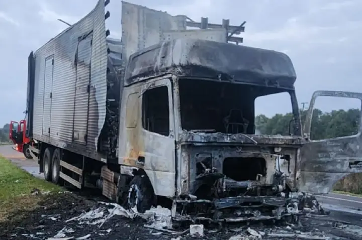Incêndio atinge caminhão que transportava medicamentos na BR-282, em Campos Novos