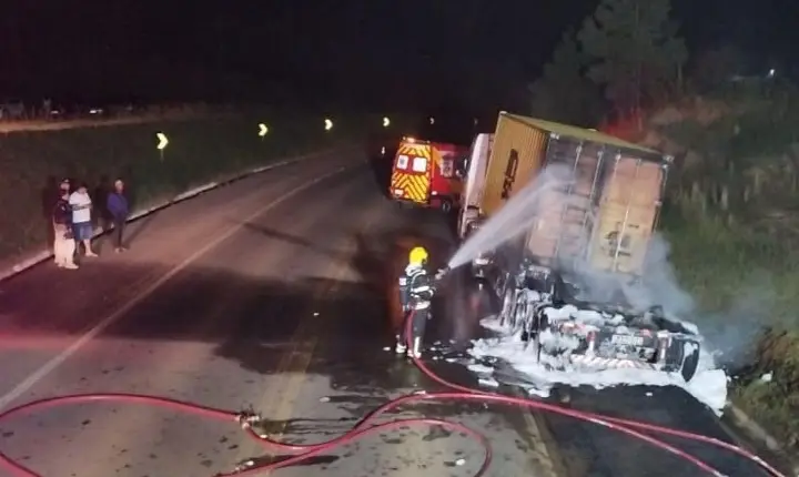 Incêndio atinge carreta com carga de vidro na BR-470 em Campos Novos