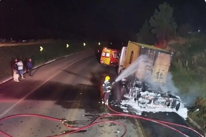 Incêndio atinge carreta com carga de vidro na BR-470 em Campos Novos