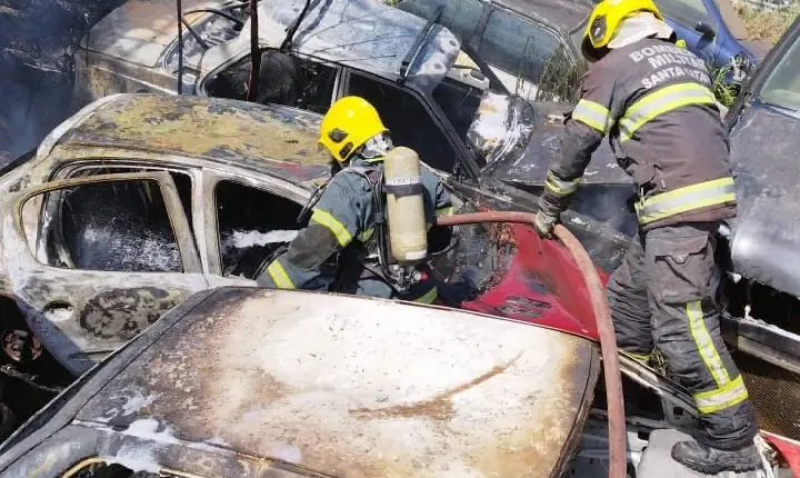 Incêndio atinge depósito de ferro-velho e destrói carcaças de veículos em Campos Novos