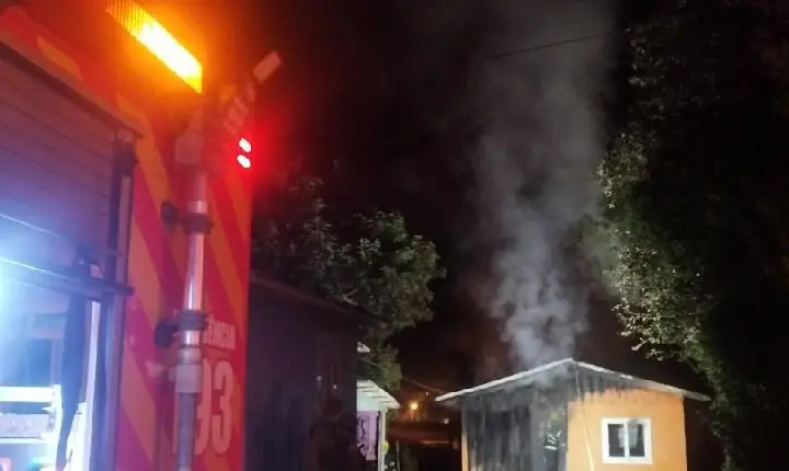 Incêndio destrói residência e mobiliza bombeiros durante a madrugada em Campos Novos