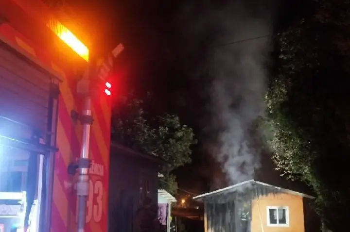 Incêndio destrói residência e mobiliza bombeiros durante a madrugada em Campos Novos