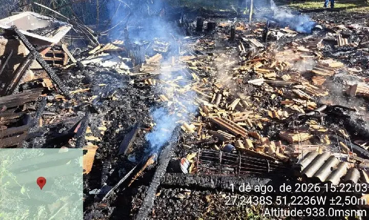 Incêndio destrói residência no interior de Campos Novos